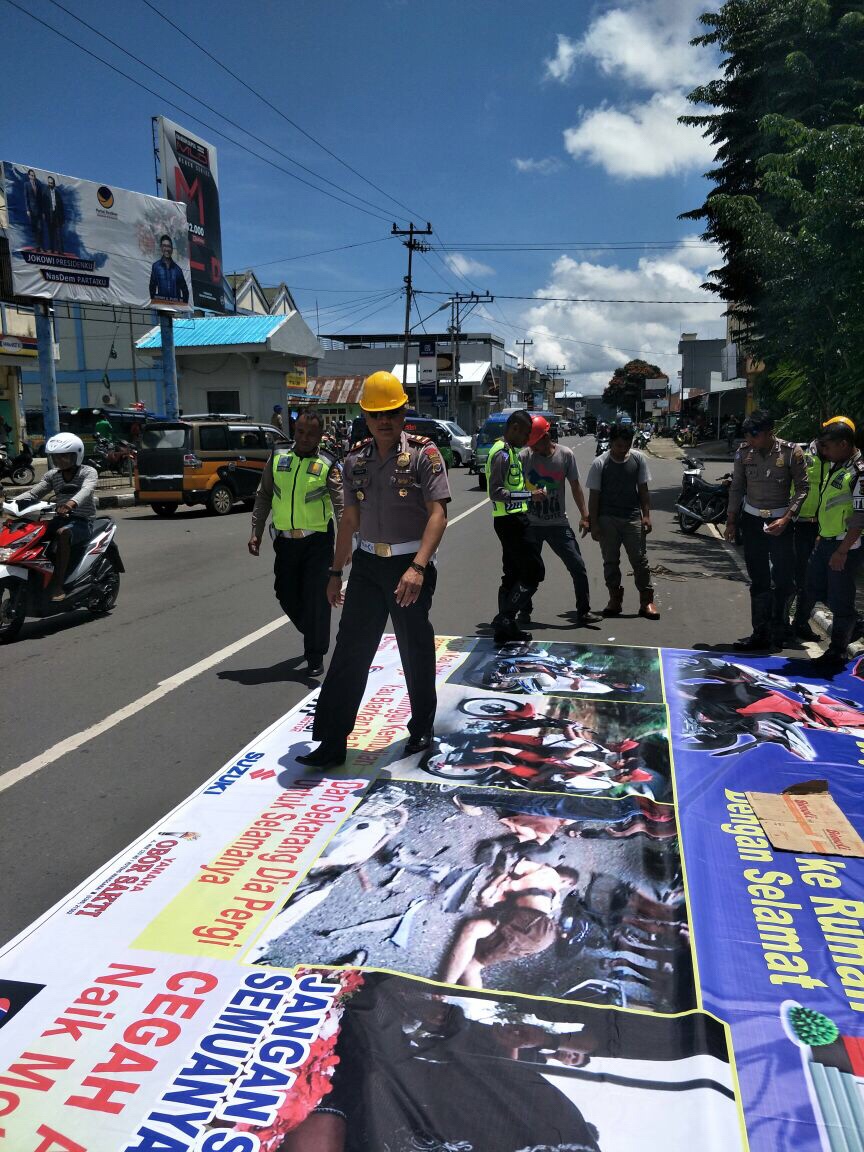 Kasat Lantas Polres Manggarai Beri Himbauan Melalui Pemasangan Baliho