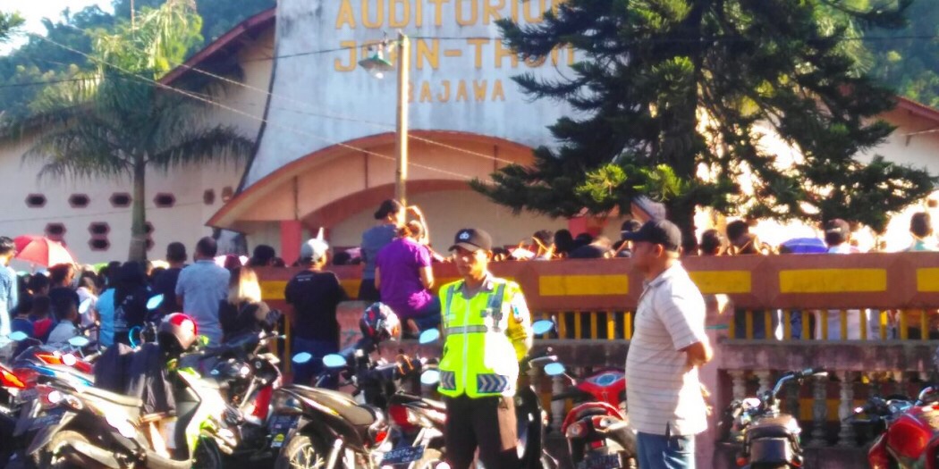 Personil Polres Ngada Melakukan Pengamanan Perayaan Jumat Agung