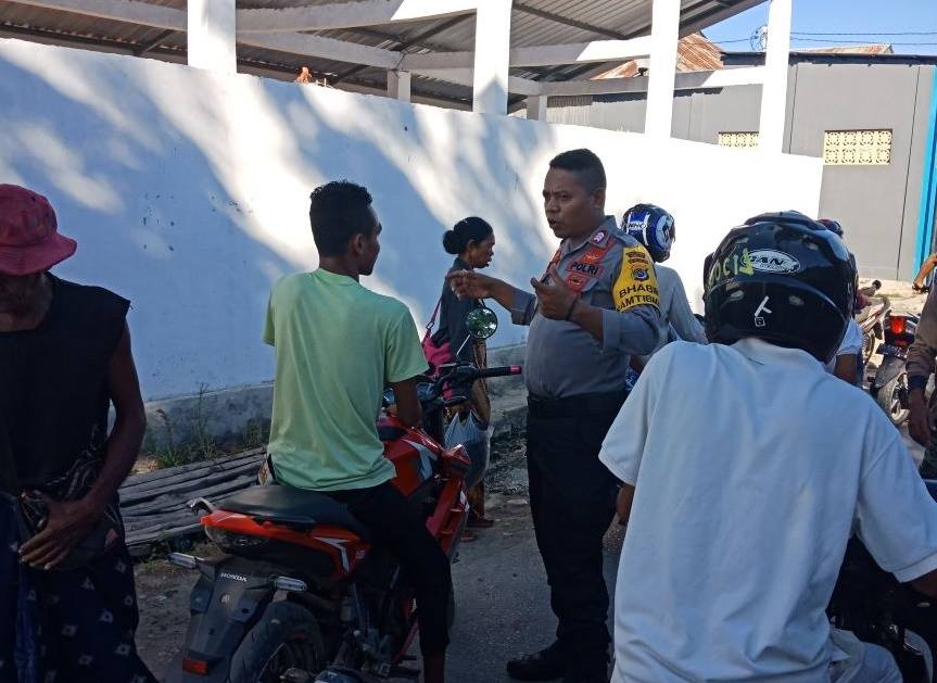 Sambang ke Pasar Rakyat Betun, Bhabinkamtibmas Kamanasa Polres Belu Ajak Warga Sukseskan Pilgub NTT 2018