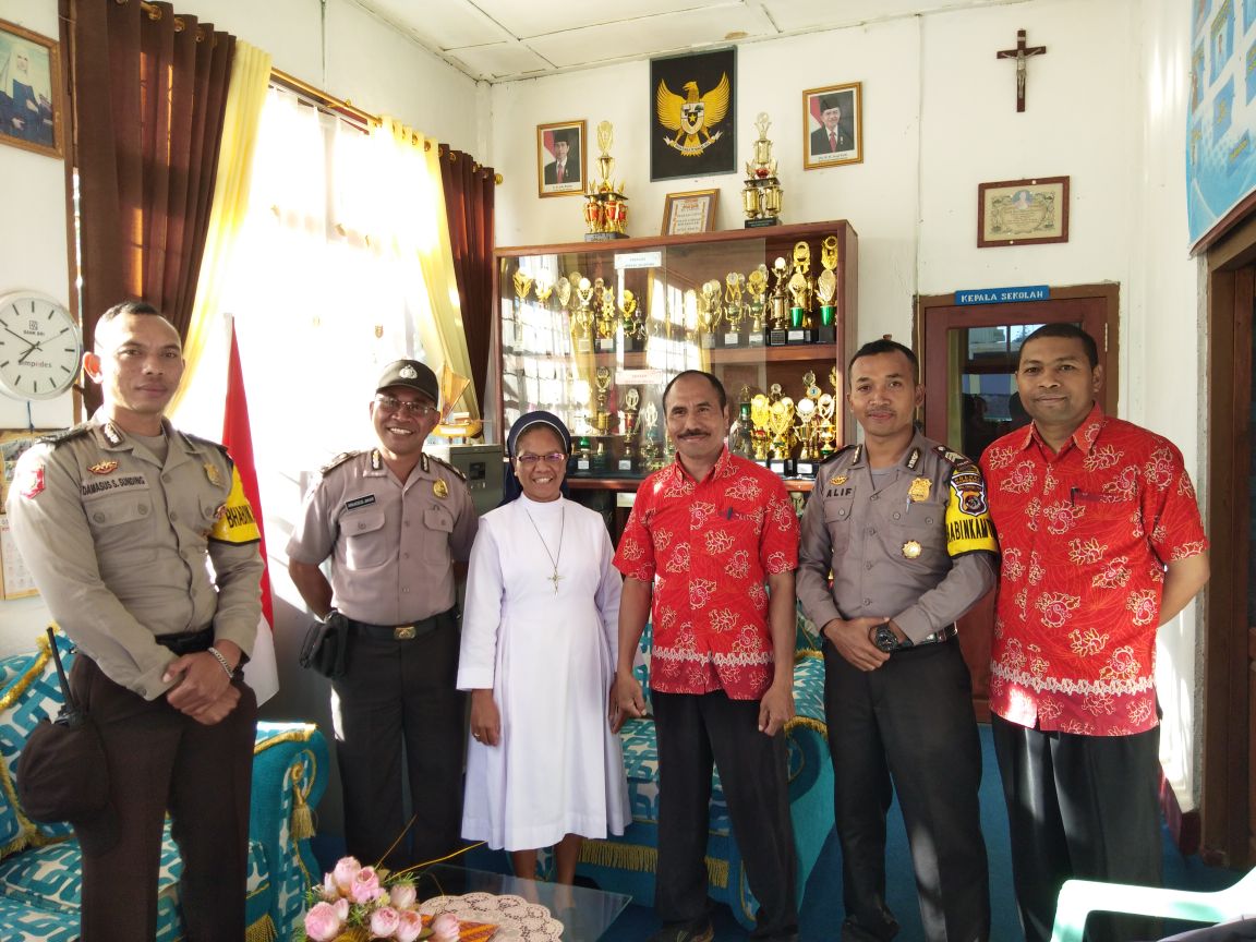 SATUAN BINMAS POLRES MANGGARAI BERSAMA ANGGOTA BHABINKAMTIBMAS MELAKSANAKAN ANJANGSANA DAN SILATURAHMI DI SMAK SETIA BAKTI