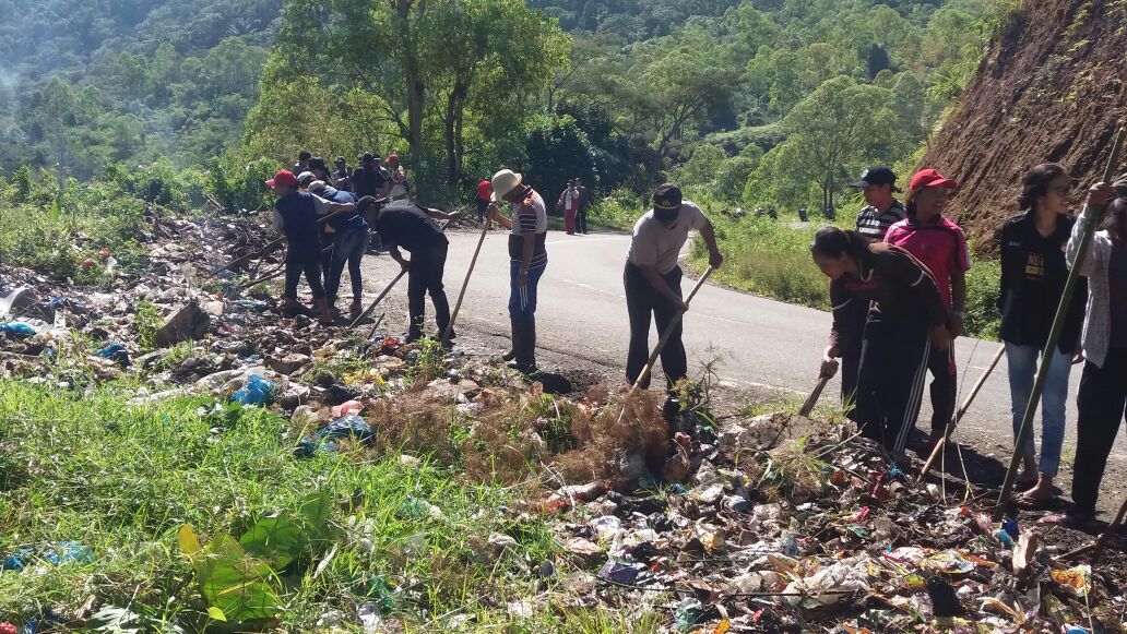 KAPOLSEK CIBAL BERSAMA ANGGOTA POLSEK CIBAL MENGIKUTI KEGIATAN BAKTI SOSIAL