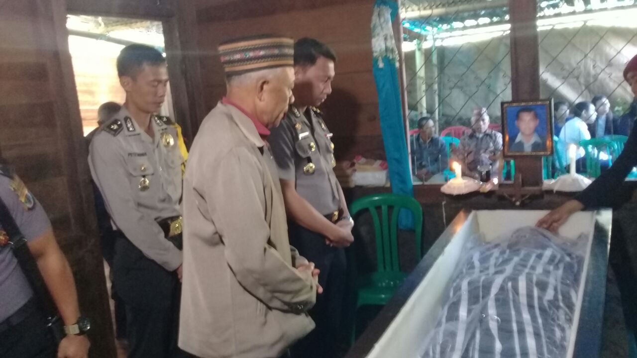 Kapolres Manggarai Melayat Kerumah Duka Korban Kasus Peluru Nyasar