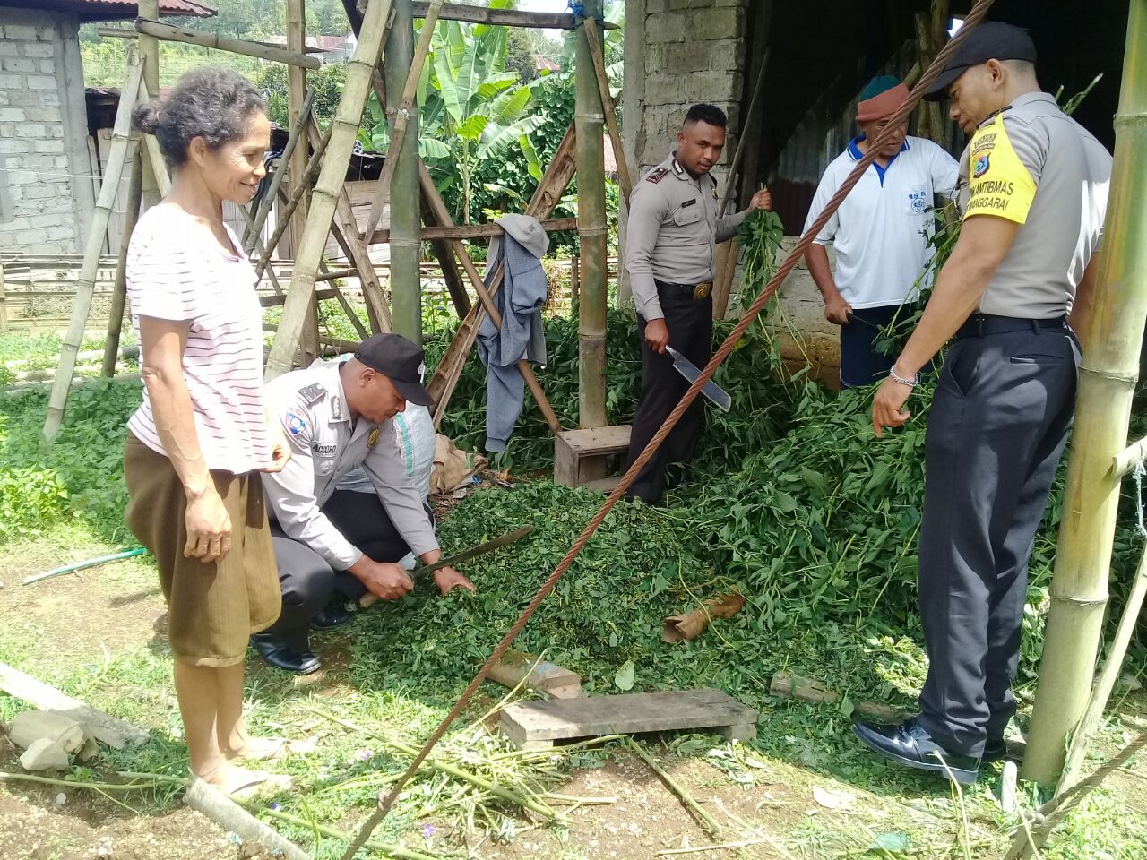 Sat Binmas Polres Manggarai Bersama Bhabinkamtibmas Melaksanakan Sambang Ke Kelompok Tani Gandum