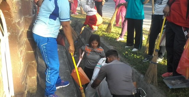 Sambut Hari Kartini, Satbinmas Polres Sumba Timur dan Bhayangkari Gelar Baksos