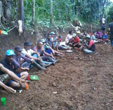 Bhabinkamtibmas Desa Mbengan, Polres Manggarai bersama warga gotong royong buka jalan baru