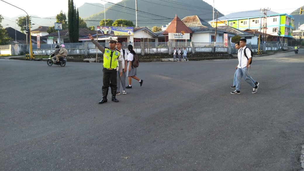 Sat Lantas Polres Manggarai melaksanakan kegiatan Strong Point guna memberikan pelayanan kepada Masyarakat pengguna jalan