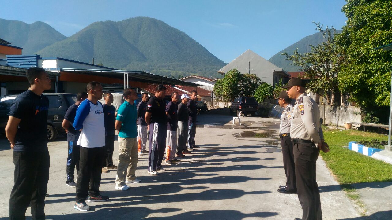 Kanit Binkamsa Polres Manggarai beri pelatihan Baris Berbaris Kepada Para Satpam yang bertugas di Bank BRI Cabang Ruteng