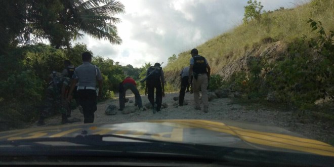 Personil Gabungan Polres Sumba Barat Dan Polda NTT Serta TNI Dihadang dan Diserang Masyarakat Serta Dilempari Batu