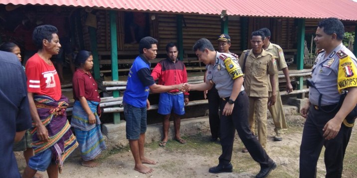 Suasana Akrab Warnai Kunjungan & Silaturahmi AKBP Michael Irwan Thamsil, S.IK ke Keluarga Almarhum Poro Duka