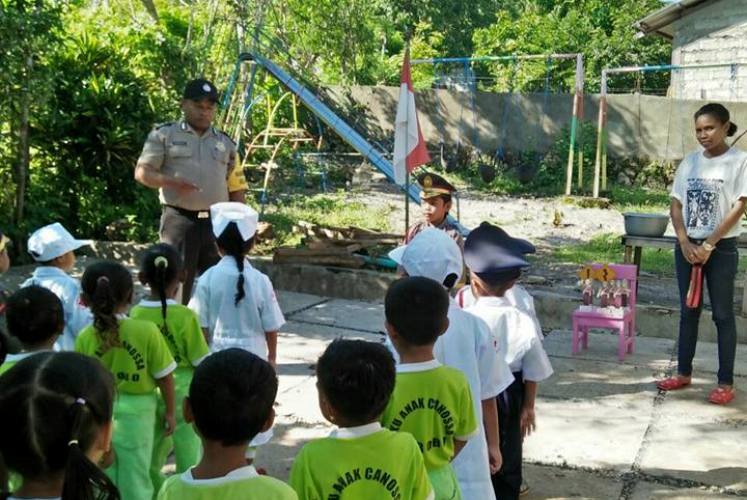 Kenali Rambu-Rambu Lalulintas Sejak Usia Dini, Bhabinkamtibmas Desa Metroy Sambangi Anak – Anak TK