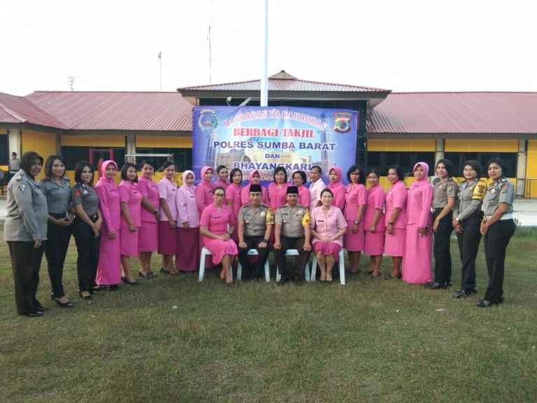 Indahnya Berbagi | Bagi Takjil Polres Sumba Barat & Bhayangkari