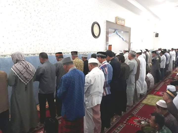 Tunaikan Sholat Ghaib, Polres Belu dan Masyarakat Kirim Doa Untuk Lima Anggota Polri Yang Gugur Saat Bertugas