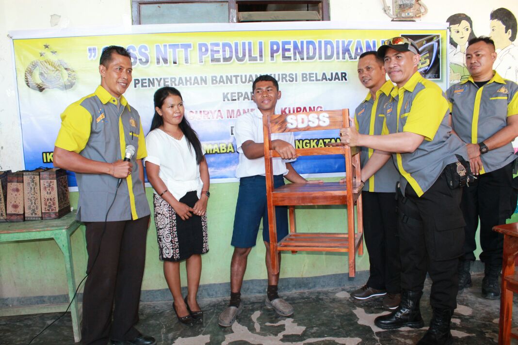 Hari Pendidikan Nasional, Angkatan SDSS Polri Polda NTT Beri Bantuan Sarana Pendidikan