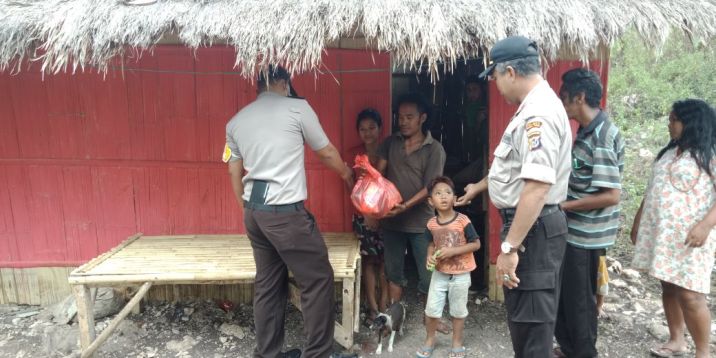 Bagi Sembako Kepada Warga, Wakapolsek Lewa : Ini Bentuk Pelayanan Prima Polri Kepada Masyarakat