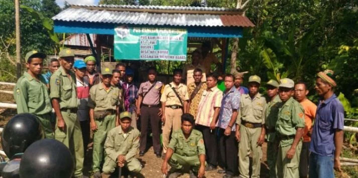 Bhabinkamtibmas Polsek Wewewa Pantau Pembangunan Pos Kamling