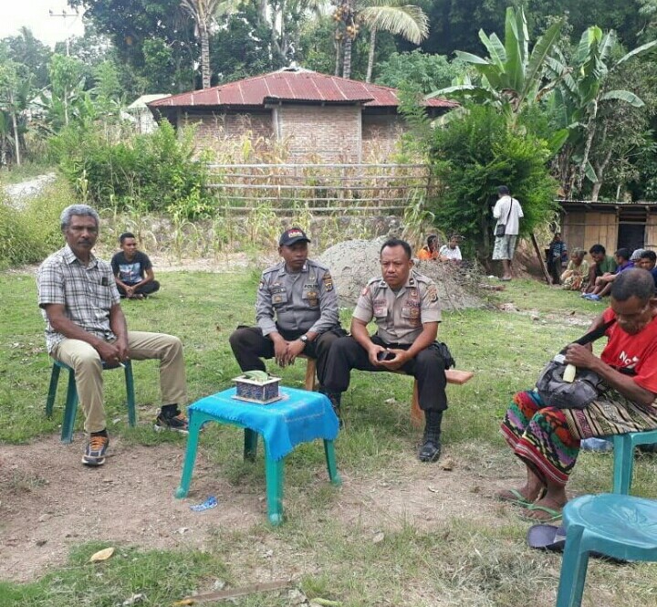 Pilkada Damai, Anggota Polsek Kie, Polres TTS Sambangai Warga