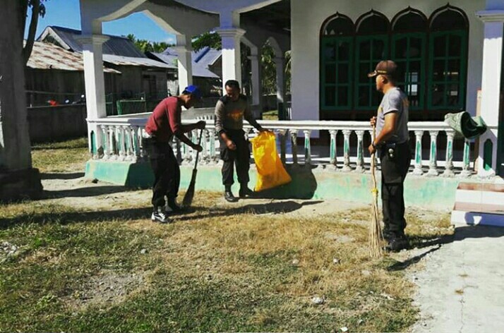 ANGGOTA POLSEH MAUKARO KERJA BAKTI DI MASJID