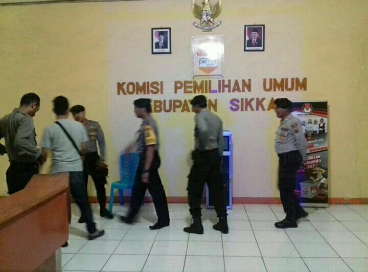 Cipkon Jelang Pilkada 2018, Sat Sabhara Polres Sikka Gelar Patroli ke KPUD dan Panwaslu