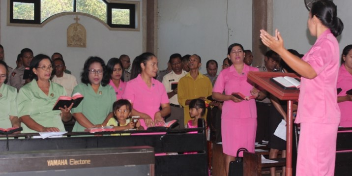 Sinergi TNI – Polri Di Sumba Timur Terus Digalakan, Kali Ini Mengisi Koor Gereja Dengan Melibatkan Bhayangkari dan Persit Kartika Chandra Kirana