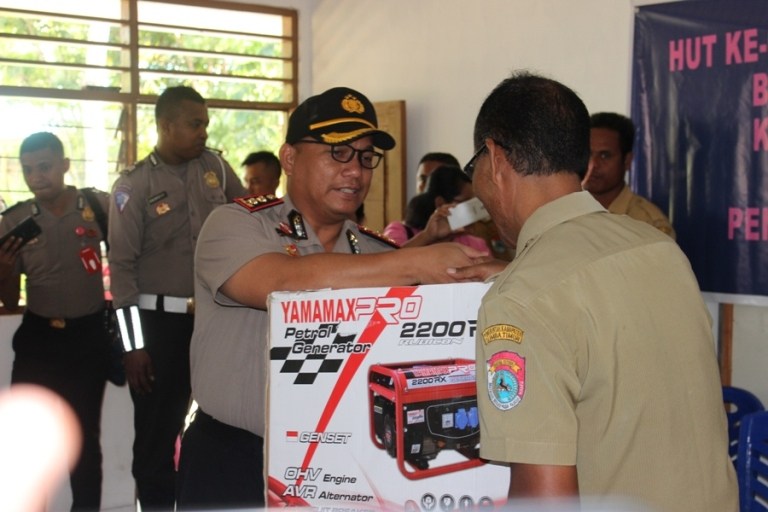 13 Tahun Tak Dapat Saluran Listrik, SD Negeri Tanggedu Terima Bantuan Genset dan Alat Tulis dari Ibu Kapolda NTT