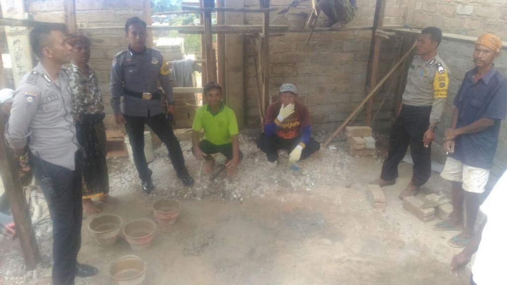 Kanit Binpolmas Sat Binmas Polres Manggarai dan Personil Bhabinkamtibmas Sambangi warga yang terlibat permasalahan sengketa Lahan