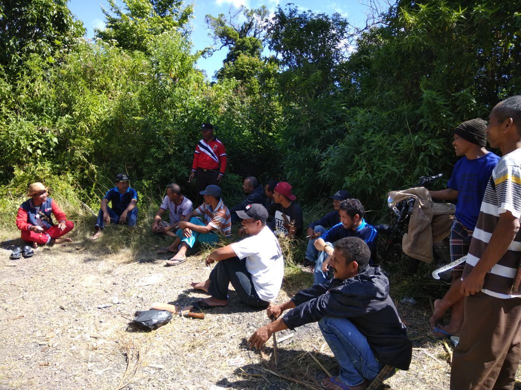 Kapolsubsektor Mano dan Bhabinkamtibmas Ikuti giat bulan bhakti gotong royong tingkat kecamtan Poco Renaka