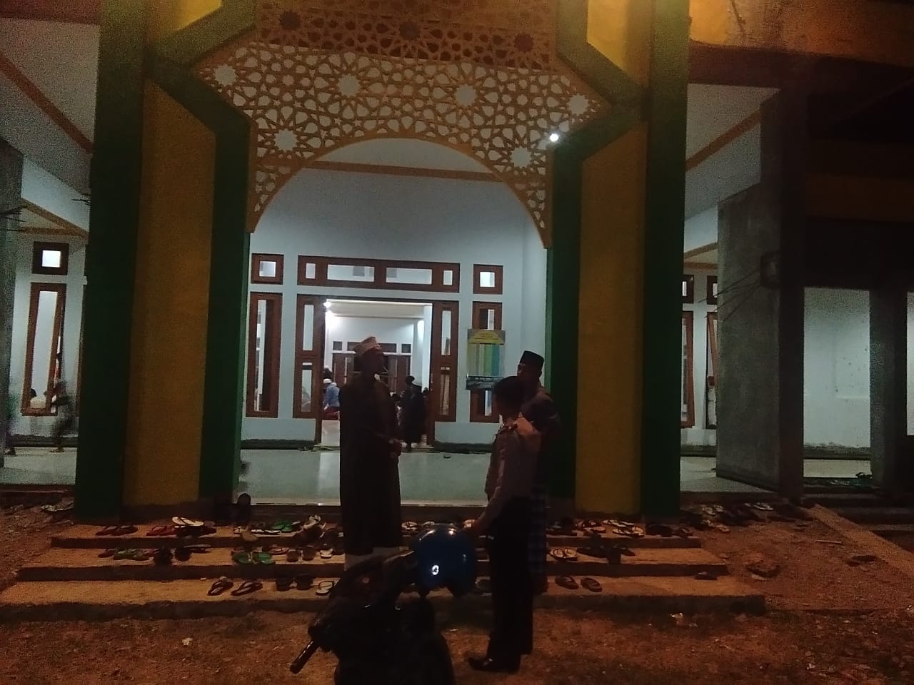 Personil Polres Mabar menerjunkan personilnya amankan Sholat Taraweh selama Bulan Puasa