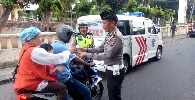 Polres Flotim Bagi-Bagi Takjil Kepada Pengendara