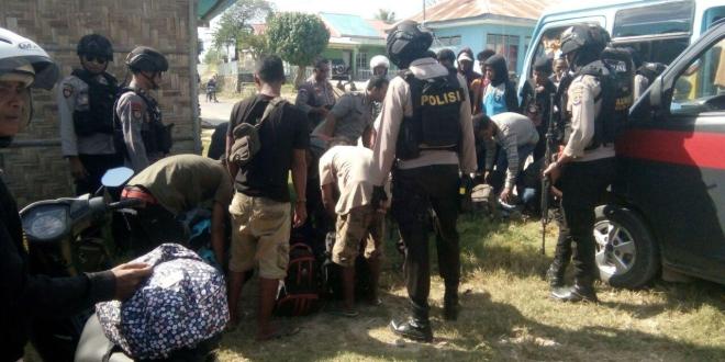 Personil Gabungan Polres Sumba Barat Tingkatkan Pengamanan di Pelabuhan Waikelo