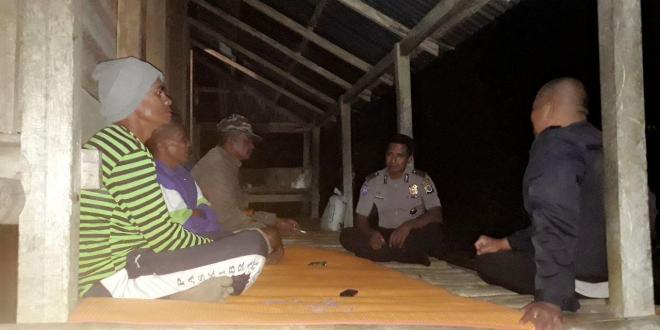 Personil Polsek Loli, Polres Sumba melaksnakan patroli malam dan giat sambang