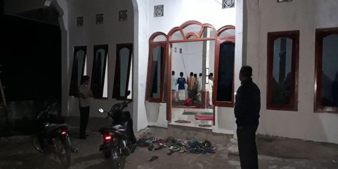 Personil Polsek Kodi Utara amankan Ibadah Sholat Tarawih