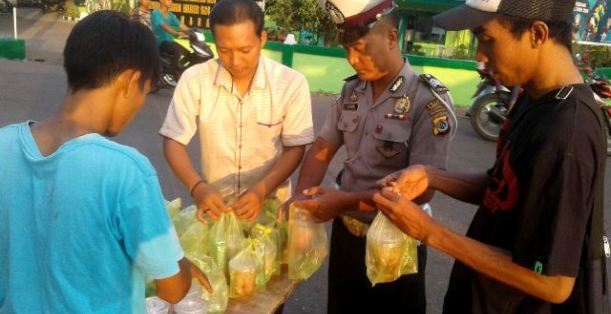 Jelang Berbuka Puasa, Anggota Sat Lantas Polsek Adotim Bersama Pemuda Mushola Paguyuban Jawa Waiwerang Kota Bagi-Bagi Takjil