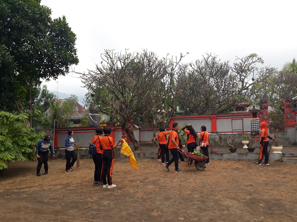 HUT Bhayangkara Ke-72, Polres Ende Bakti Sosial Bersihkan Tempat Ibadah