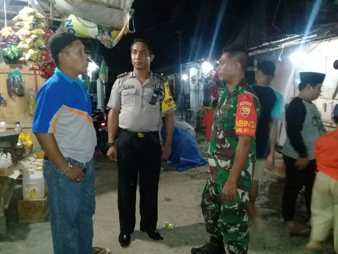 Bhabinkamtibmas Kelurahan Fatubesi melaksanakan pengamanan Ibadah Sholat Tarawih di Masjid Nurul Iman Oeba