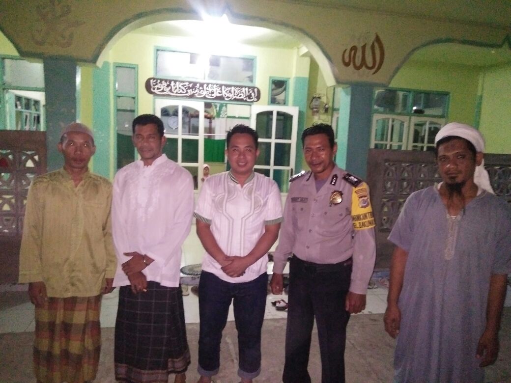 Selain Melaksanakan Pengamanan, Bhabinkamtibmas Kel.Bakunase Juga Memberikan Himbauan Kamtibmas Kepada Jemaah Masjid Baiturahman