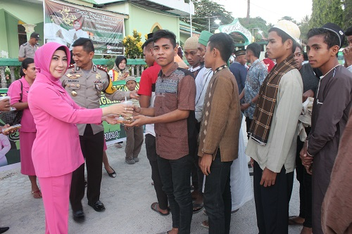 Bagikan Takjil Gratis, Ketua Bhayangkari Cabang Rote Ndao dan Puluhan Bhayangkari Lainnya Turun ke Jalan