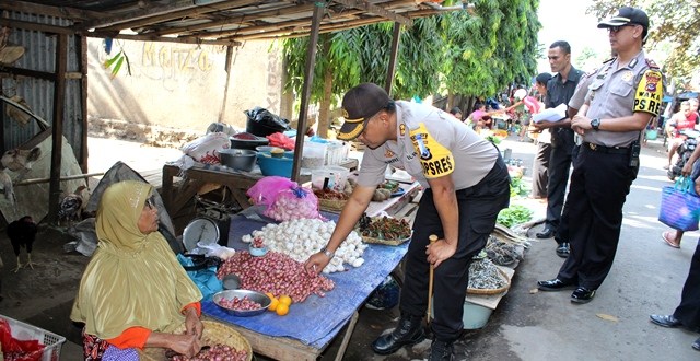 Kapolres Sidak Ketersedian dan Harga Sembako di Pasar Impres Larantuka