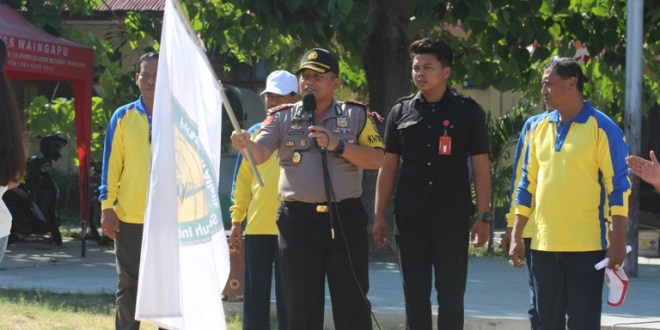 Kapolres Sumba Timur Lepas Kontingen Long March Dalam Rangka O2SN, FLS2N dan Gala Siswa Tingkat SMP dan SD se – Kabupaten Sumba Timur Tahun 2018