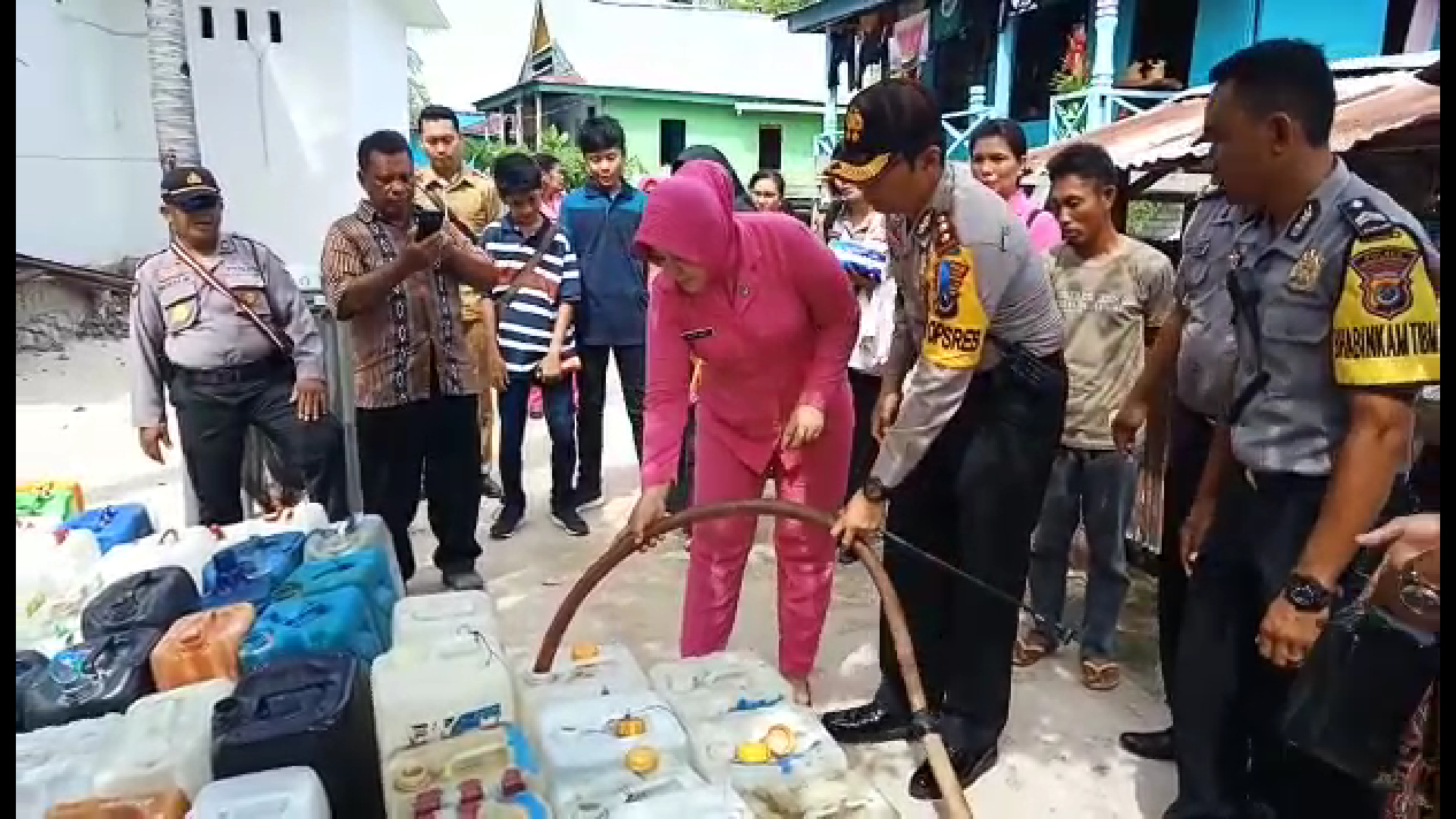 Baksos Polres Mabar di Pulau Messah Sambut HUT Bhayangkara ke-72