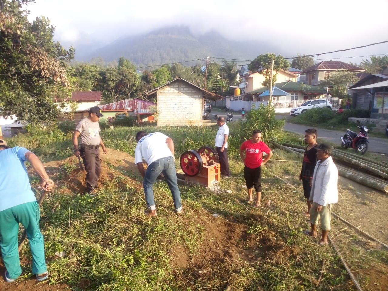 Bhabinkamtibmas Kel.Poco Mal Gotong Royong bersama Warga bangun Pos Kamling