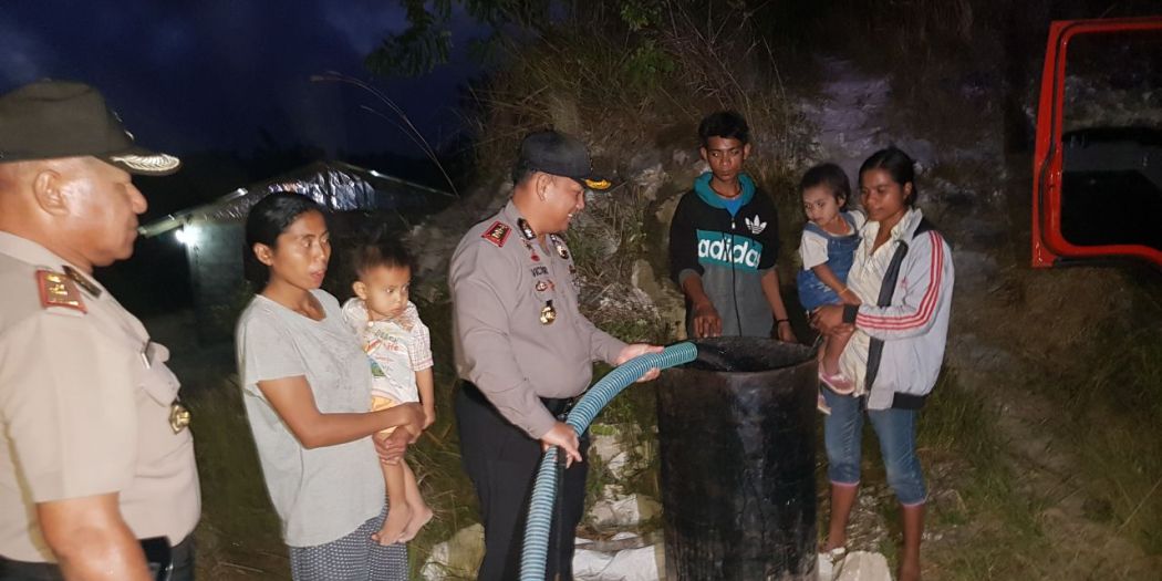 Polres Sumba Timur Salurkan Air Bersih Ke Desa Pambotanjara