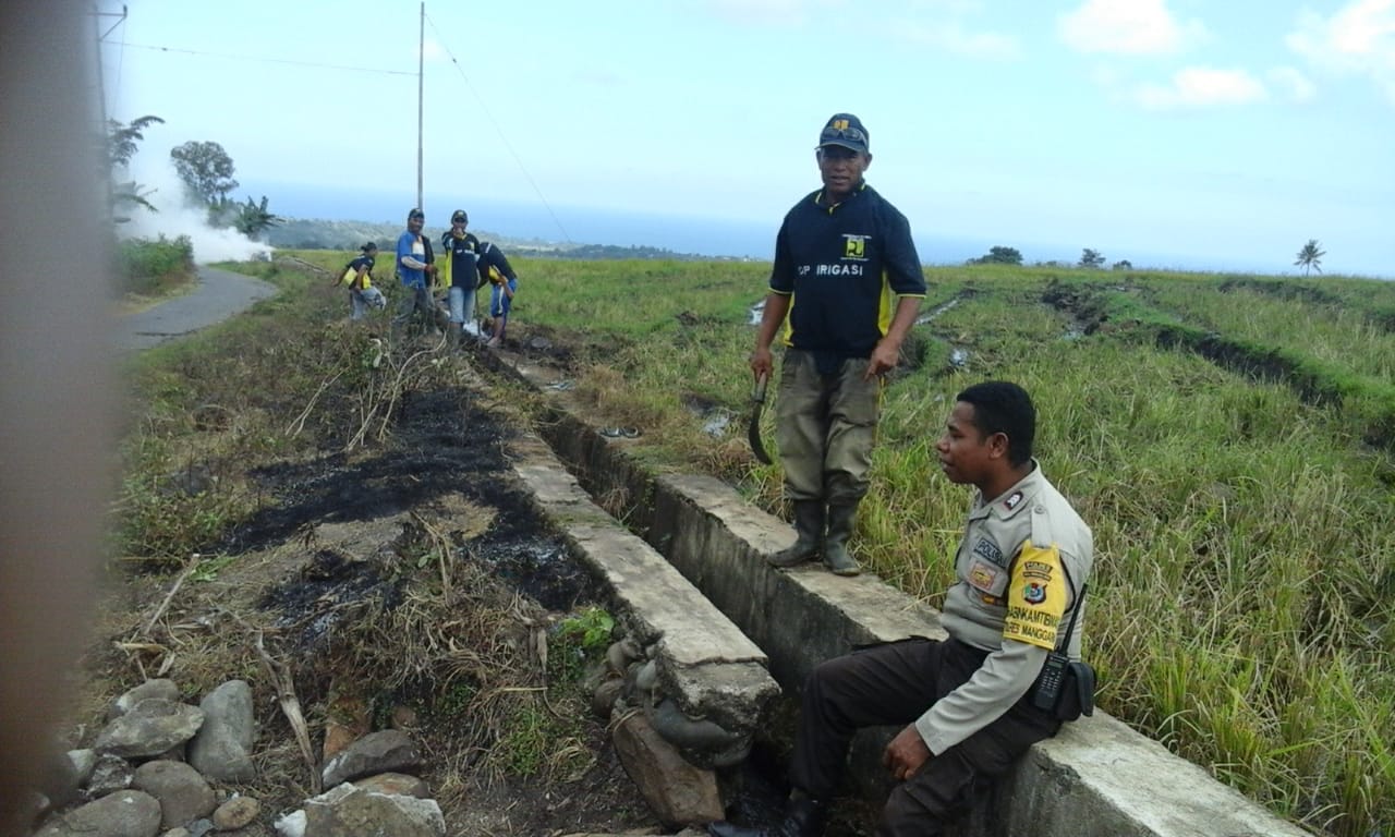 Bhabinkamtibmas Desa Hilihintir Bersama Anggota Pengawas Dan Pemeliharaan Irigasi Melaksanakan Pengecekan Saluran Irigasi