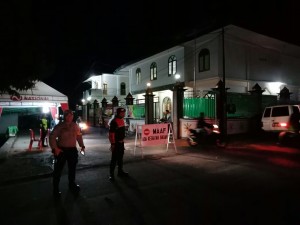 ANGGOTA BHABINKAMTIBMAS MELAKSANAKAN PENGAMANAN SHOLAT TARAWEH DI MASJID JAIDUL UKROH RUTENG