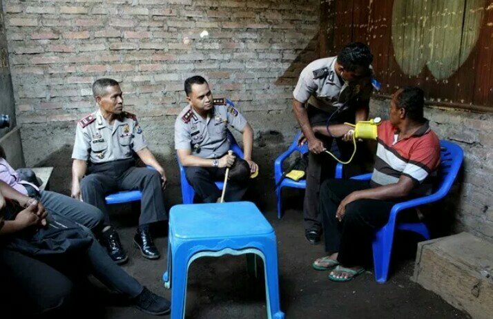 Kapolres Flotim Bersama Ketua Bhayangkari Anjangsana ke Rumah Bripka Ambrosius A. Letor dan Brigpol Agustinus Mudi Puka Yang Sedang Sakit