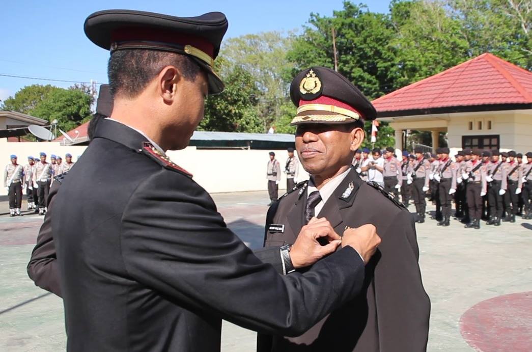 Upacara Hari Bhayangkara Ke-72, Waka Polres Belu Sematkan Bintang Bhayangkara Nararya Kepada Kompol Alfons