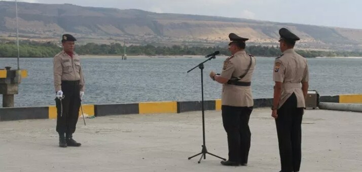 Kenang Jasa Para Pahlawan, Kapolres Sumba Timur Tabur  Bunga di Laut