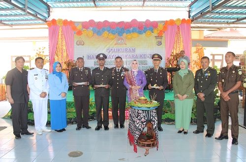 Syukuran HUT Bhayangkara ke 72, Polres Rote Ndao potong tumpeng