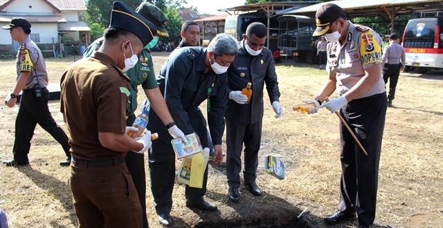 Ratusan Liter Miras dan Makanan Kadaluarsa dimusnahkan Polres Flotim