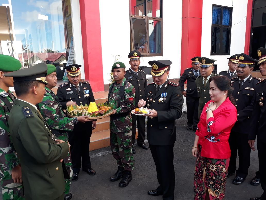 HUT Bhayangkara ke 72 Polres Manggarai, Kapolres mendapat surprise dari Kasdim 1612 Manggarai