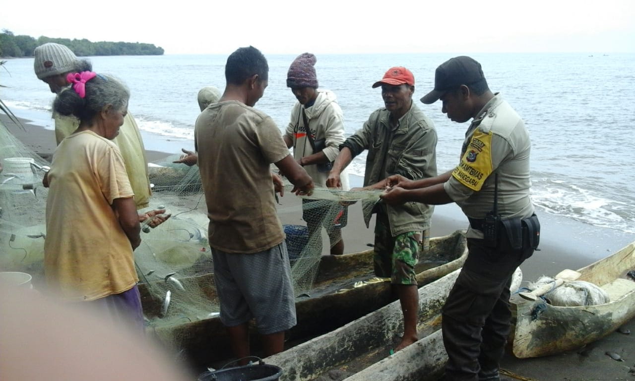 Bhabinkamtibmas Patroli Di Pantai Waemaras Desa Hilihintir